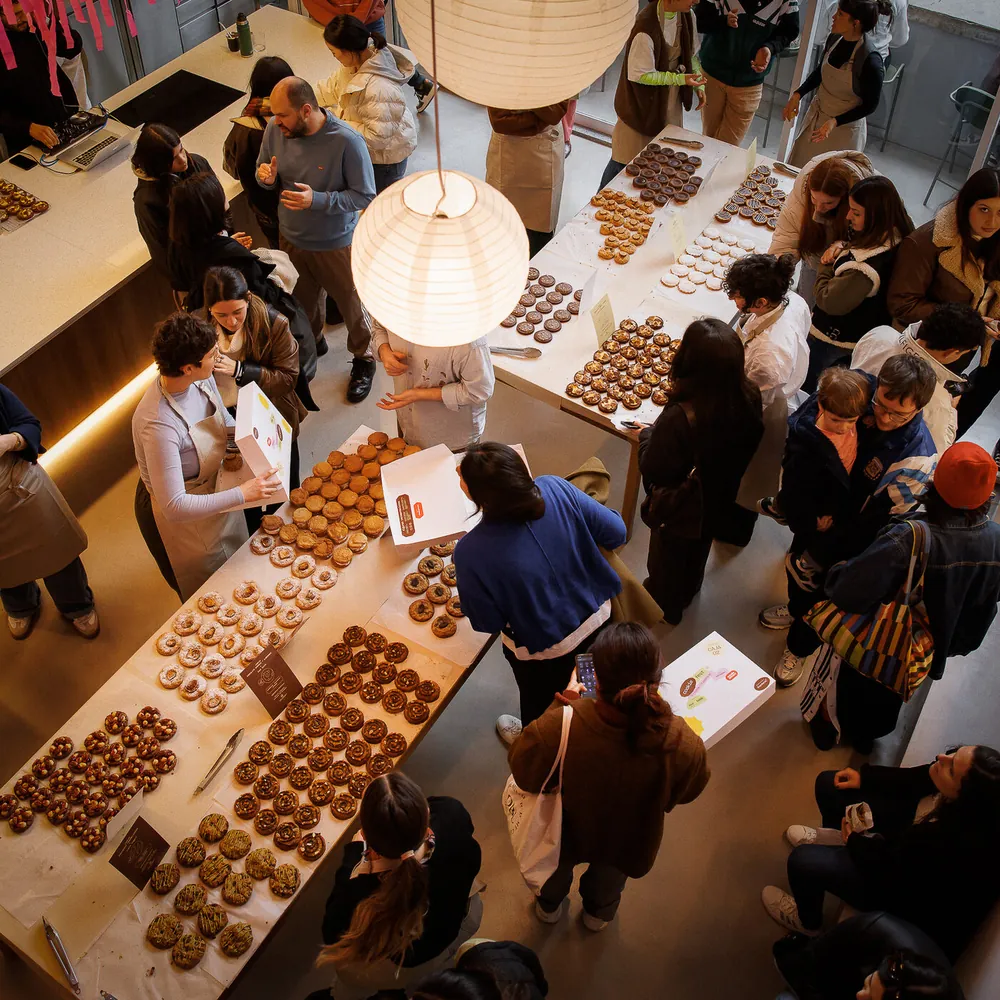 Vista aérea del evento Cookie Fest en Estudio Primero, con las mesas de cookies y la gente circulando