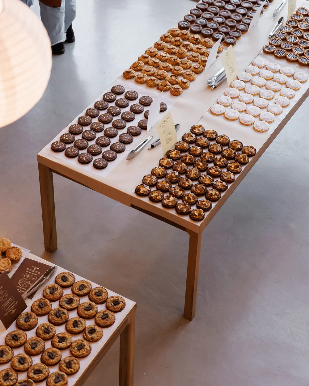 Vista aérea de la mesa con filas de cookies surtidas