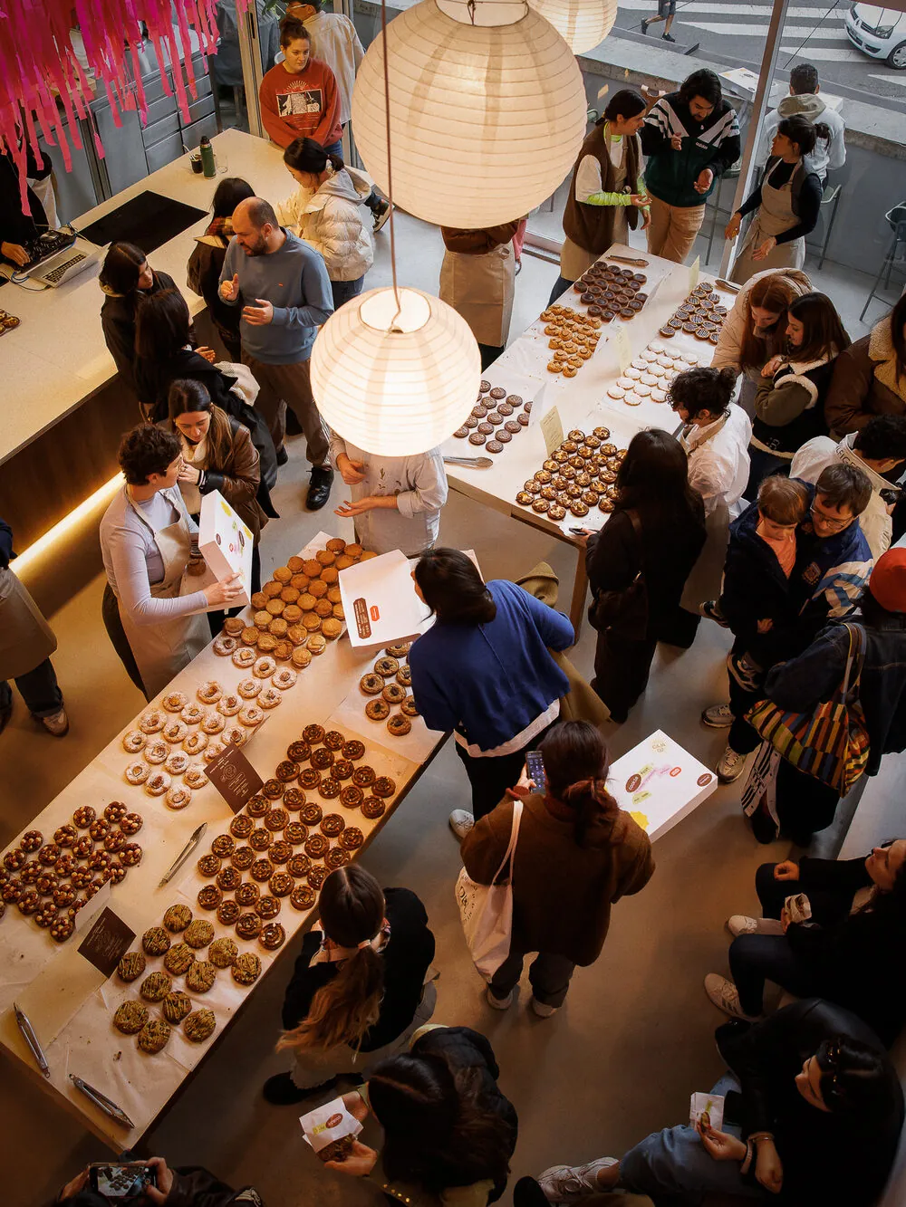Vista aérea de la gente circulando entre las mesas de cookies