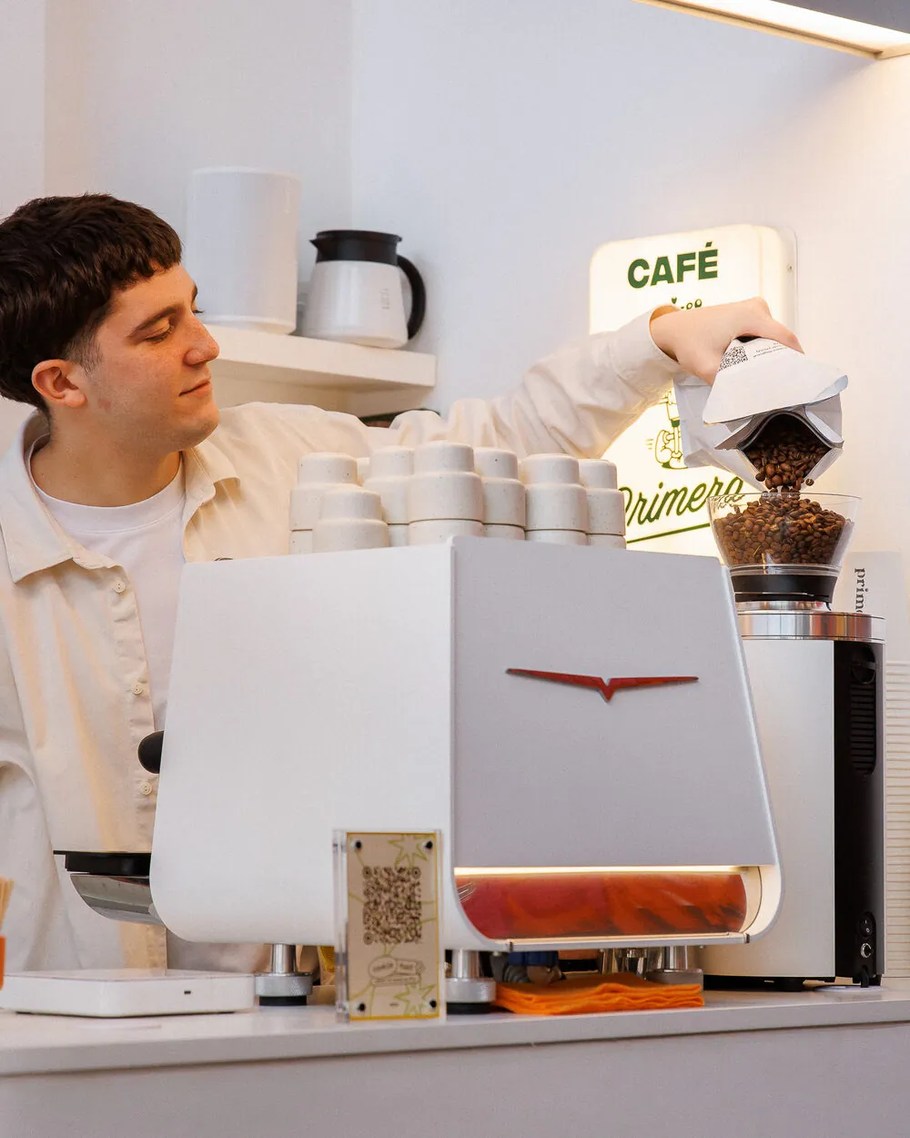 Preparando café en barra durante Cookie Fest