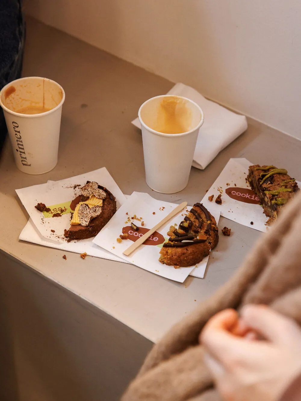 Cafés y restos de cookies sobre la barra