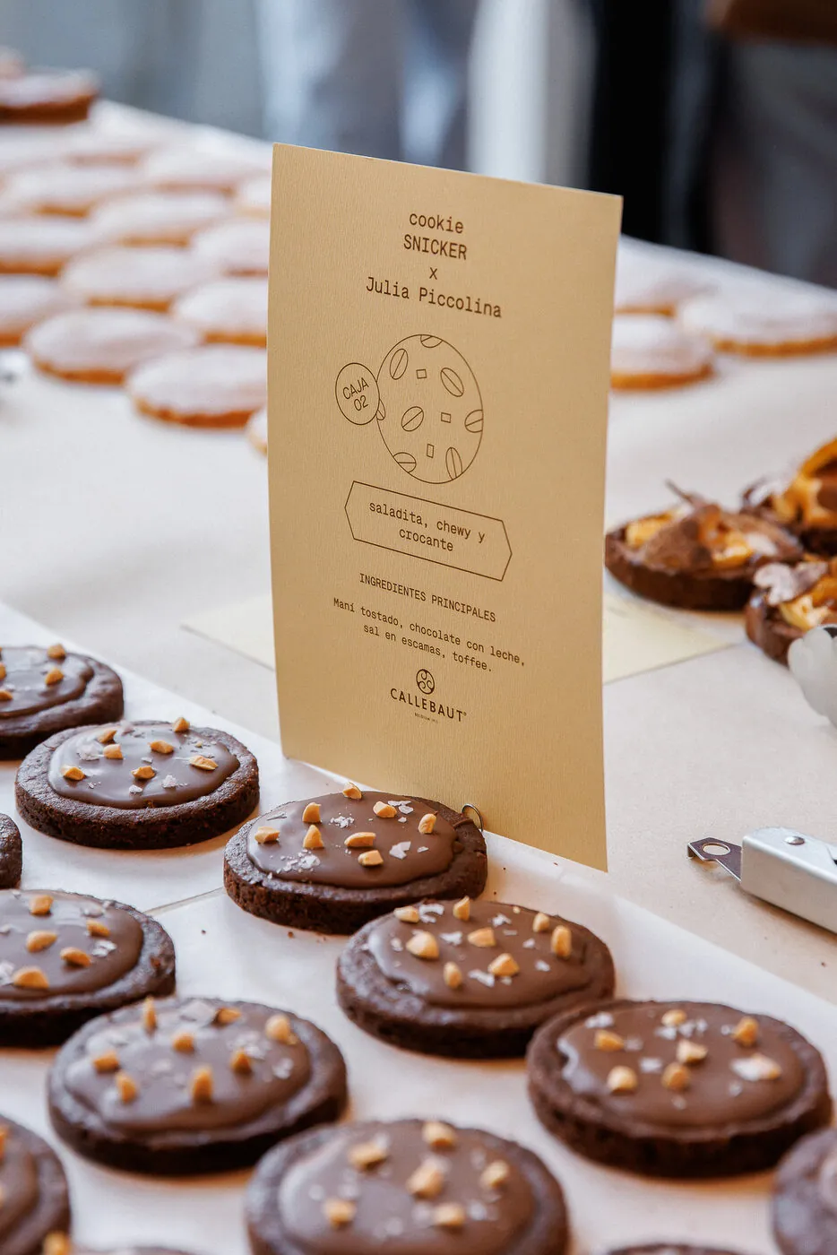 Detalle de una tarjeta de cookie sobre la mesa de exhibición