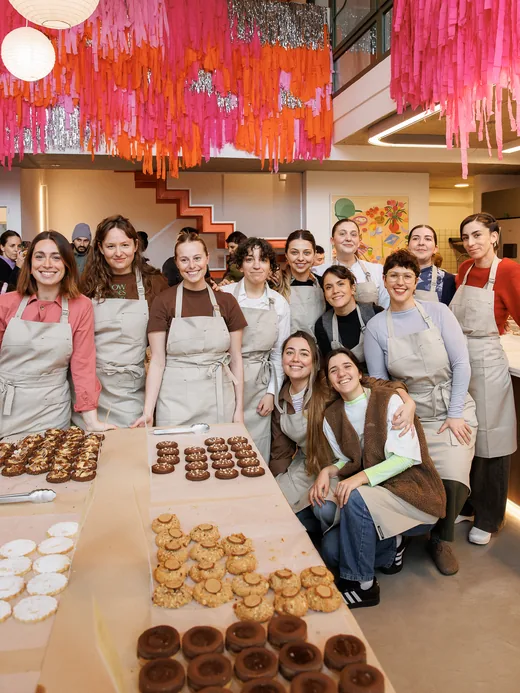 Las 12 pasteleras de la primera edición detrás de la mesa de cookies