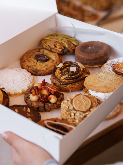 Caja abierta con las 12 cookies de la primera edición